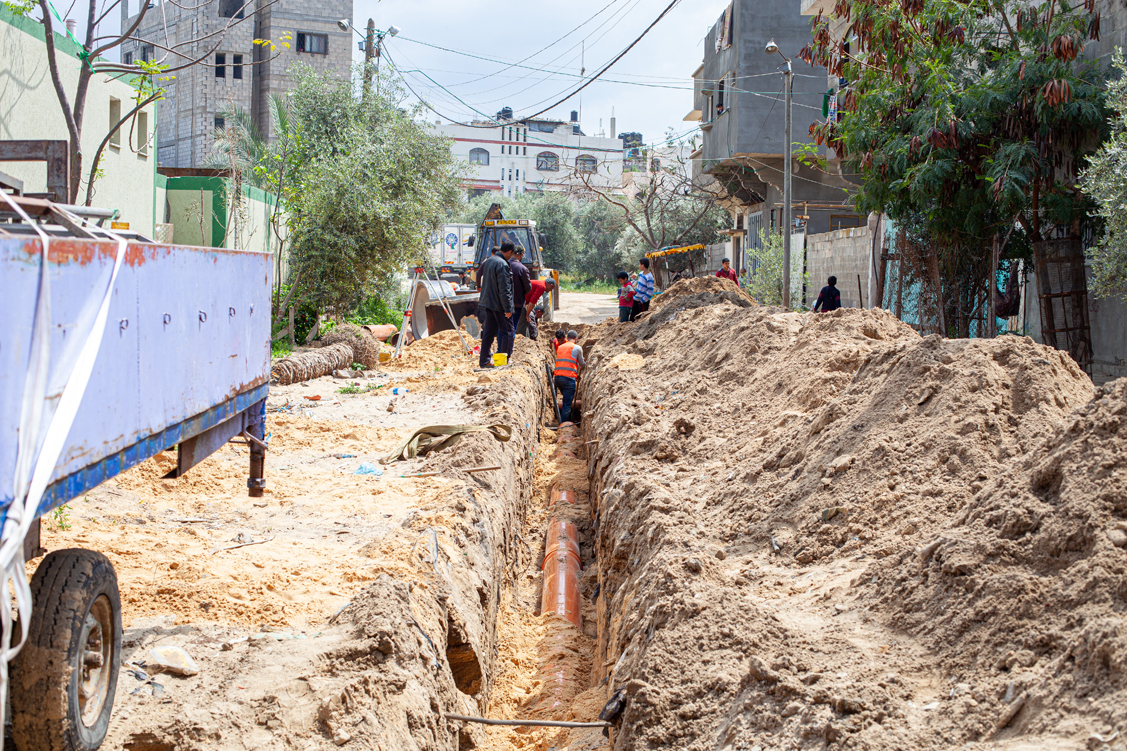أعمال تمديدات مياه صرف صحي لمناطق مختلفة في قطاع غزة