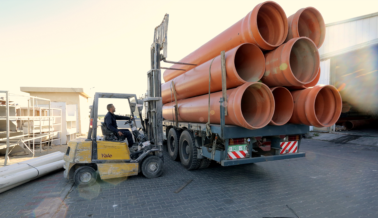 إنشاء خط تصريف أمطار في منطقة معسكر الشاطئ