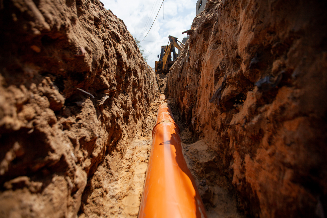 أعمال تمديدات مياه صرف صحي لمناطق مختلفة في قطاع غزة