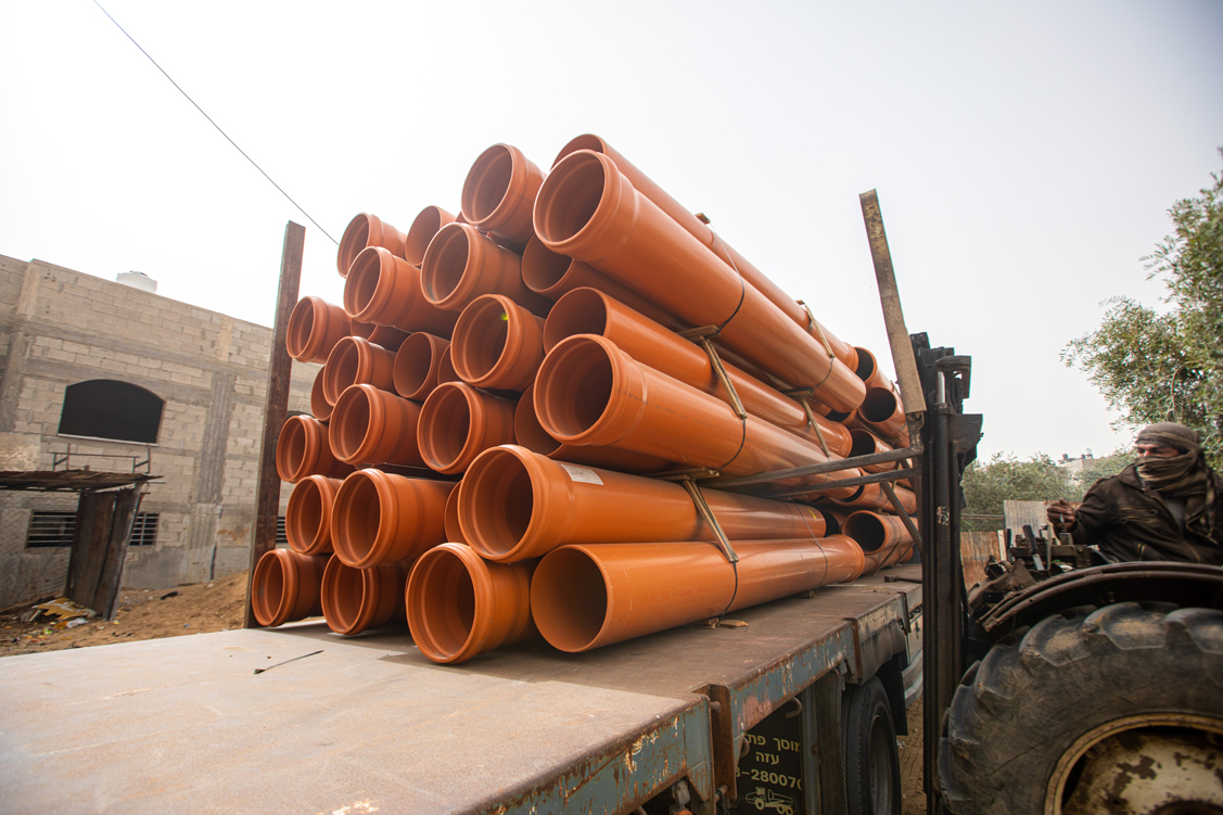 أعمال تمديدات مياه صرف صحي لمناطق مختلفة في قطاع غزة