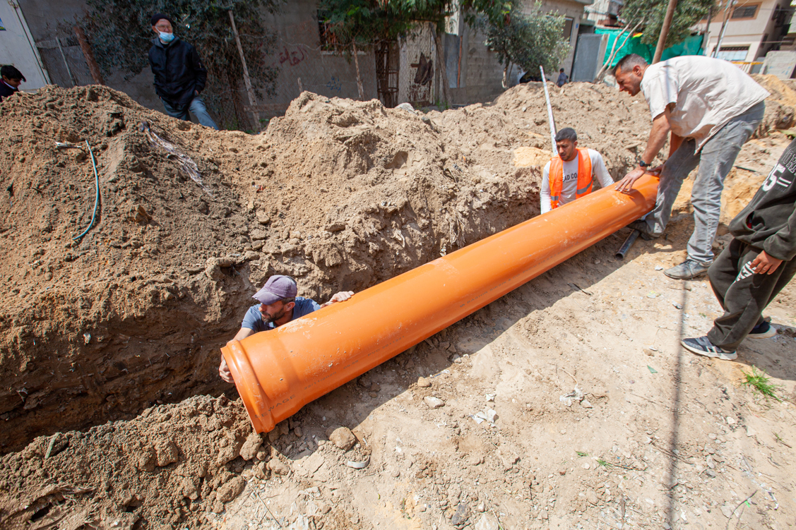أعمال تمديدات مياه صرف صحي لمناطق مختلفة في قطاع غزة