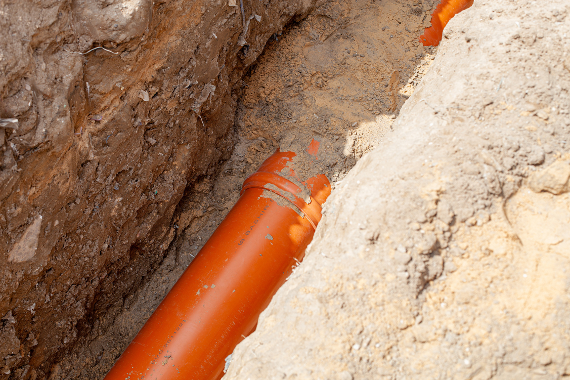 أعمال تمديدات مياه صرف صحي لمناطق مختلفة في قطاع غزة