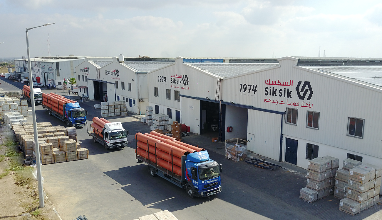 تصريف مياه الأمطار في محيط مستشفى شهداء الأقصى بدير البلح